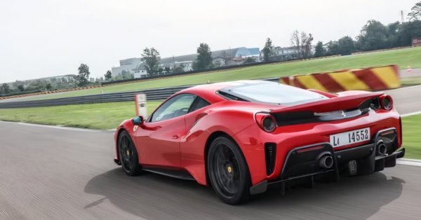 Двигател - 3,9-литров, туин-турбо V8

Мощност - 711 к.с.

0-100 - 2,85 секунди

Максимална скорост - 340 км/ч

Пистово ориентирано Ferrari 488  Pista се прочу, като завърши тестовата Fiorano само за една минута и 21,5 секунди. Или с 3,4 секунди по-бързо отEnzo. Направени са общо над 10 000 488 GTB, като съществуват около 3 500 бройки 488 Pista. Колата явно е на мода в Монако, тъй като и съперникът на Макс - Шарл Льоклер, има такава.